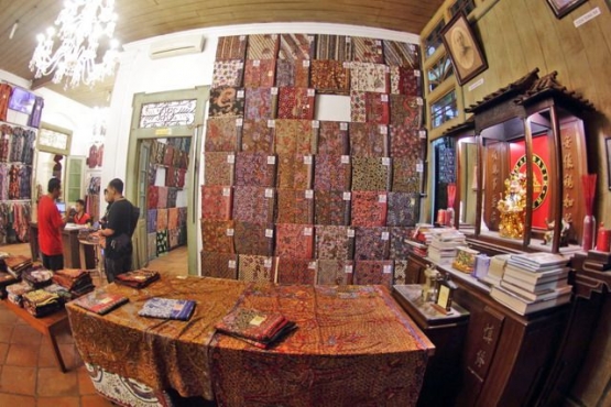 Rumah batik tiga negeri yang menjual batik seharga ratusan ribu hingga puluhan juta rupiah.