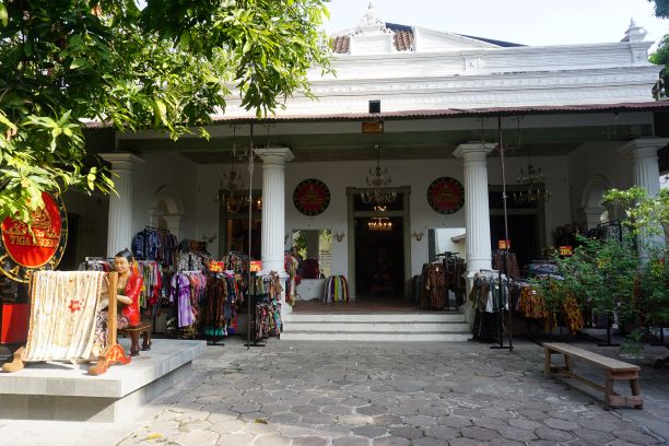 Gerai Batik Tiga Negeri.