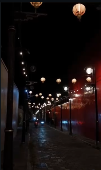 Rumah merah saat malam.